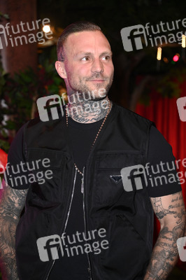 Kontra K bei der Enthüllung seiner Wachsfigur und der Eröffnung des neuen Themenbereichs 'Berlin Vibes' im Madame Tussauds in Berlin