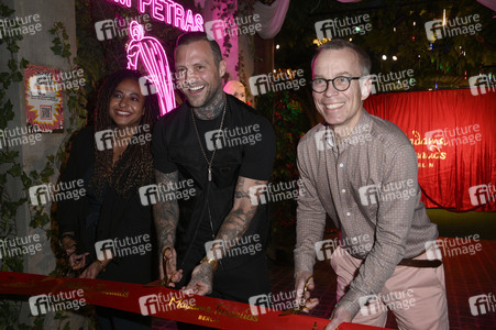 Kontra K bei der Enthüllung seiner Wachsfigur und der Eröffnung des neuen Themenbereichs 'Berlin Vibes' im Madame Tussauds in Berlin