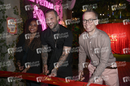 Kontra K bei der Enthüllung seiner Wachsfigur und der Eröffnung des neuen Themenbereichs 'Berlin Vibes' im Madame Tussauds in Berlin