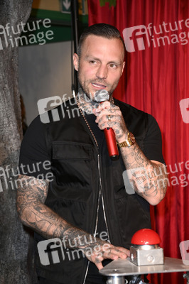 Kontra K bei der Enthüllung seiner Wachsfigur und der Eröffnung des neuen Themenbereichs 'Berlin Vibes' im Madame Tussauds in Berlin