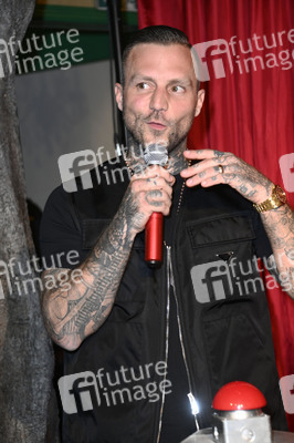 Kontra K bei der Enthüllung seiner Wachsfigur und der Eröffnung des neuen Themenbereichs 'Berlin Vibes' im Madame Tussauds in Berlin