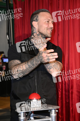 Kontra K bei der Enthüllung seiner Wachsfigur und der Eröffnung des neuen Themenbereichs 'Berlin Vibes' im Madame Tussauds in Berlin