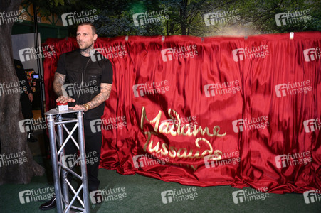 Kontra K bei der Enthüllung seiner Wachsfigur und der Eröffnung des neuen Themenbereichs 'Berlin Vibes' im Madame Tussauds in Berlin