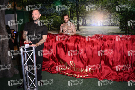 Kontra K bei der Enthüllung seiner Wachsfigur und der Eröffnung des neuen Themenbereichs 'Berlin Vibes' im Madame Tussauds in Berlin