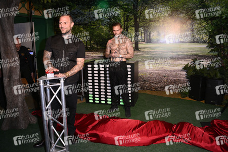 Kontra K bei der Enthüllung seiner Wachsfigur und der Eröffnung des neuen Themenbereichs 'Berlin Vibes' im Madame Tussauds in Berlin