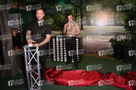 Kontra K bei der Enthüllung seiner Wachsfigur und der Eröffnung des neuen Themenbereichs 'Berlin Vibes' im Madame Tussauds in Berlin