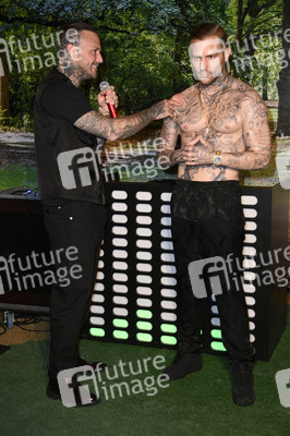 Kontra K bei der Enthüllung seiner Wachsfigur und der Eröffnung des neuen Themenbereichs 'Berlin Vibes' im Madame Tussauds in Berlin