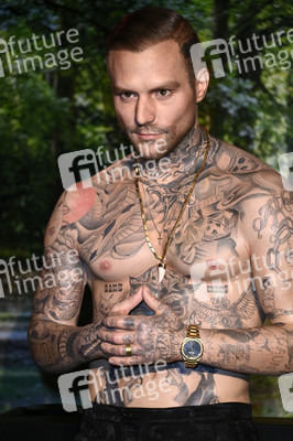 Kontra K bei der Enthüllung seiner Wachsfigur und der Eröffnung des neuen Themenbereichs 'Berlin Vibes' im Madame Tussauds in Berlin