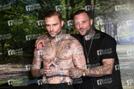 Kontra K bei der Enthüllung seiner Wachsfigur und der Eröffnung des neuen Themenbereichs 'Berlin Vibes' im Madame Tussauds in Berlin