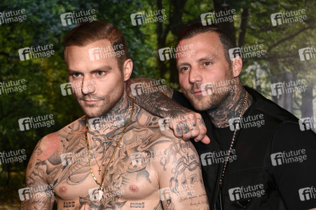 Kontra K bei der Enthüllung seiner Wachsfigur und der Eröffnung des neuen Themenbereichs 'Berlin Vibes' im Madame Tussauds in Berlin