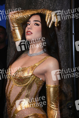 Kontra K bei der Enthüllung seiner Wachsfigur und der Eröffnung des neuen Themenbereichs 'Berlin Vibes' im Madame Tussauds in Berlin