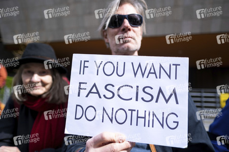 Demonstrationen gegen Trump und Musk in Berlin