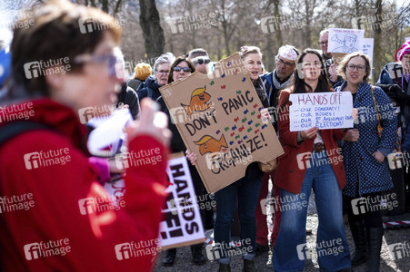 Demonstrationen gegen Trump und Musk in Berlin