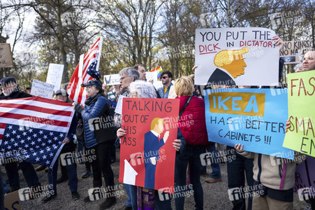 Demonstrationen gegen Trump und Musk in Berlin