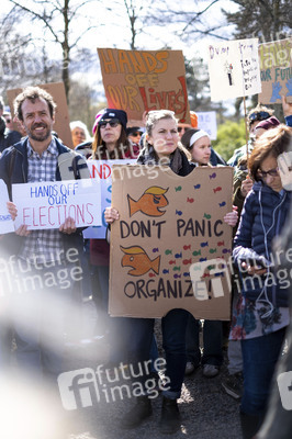 Demonstrationen gegen Trump und Musk in Berlin