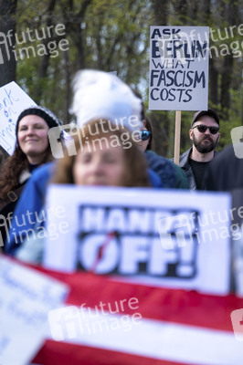 Demonstrationen gegen Trump und Musk in Berlin