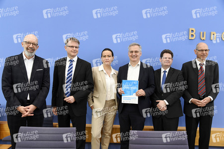 Bundespressekonferenz Gemeinschaftsdiagnose der Wirtschaftsforschungsinstitute in Berlin