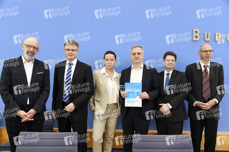 Bundespressekonferenz Gemeinschaftsdiagnose der Wirtschaftsforschungsinstitute in Berlin