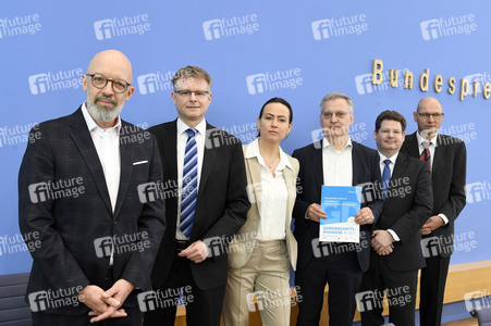 Bundespressekonferenz Gemeinschaftsdiagnose der Wirtschaftsforschungsinstitute in Berlin