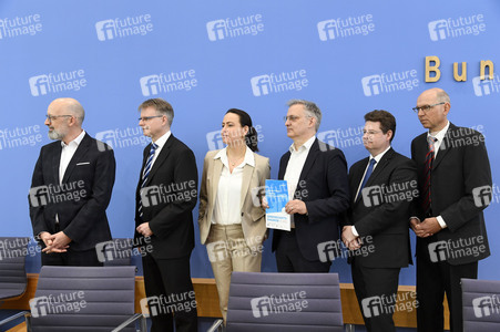 Bundespressekonferenz Gemeinschaftsdiagnose der Wirtschaftsforschungsinstitute in Berlin