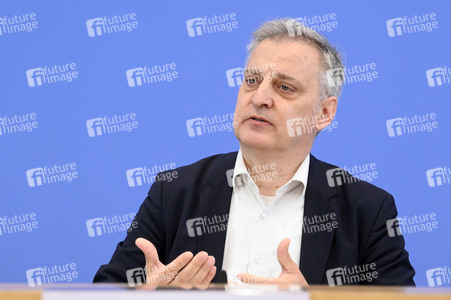 Bundespressekonferenz Gemeinschaftsdiagnose der Wirtschaftsforschungsinstitute in Berlin