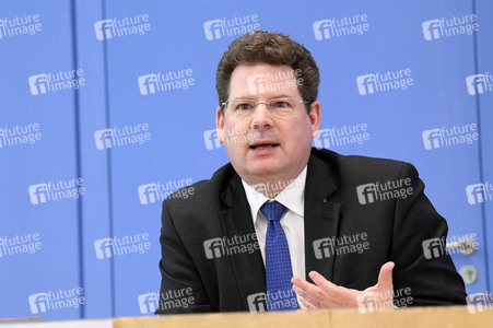 Bundespressekonferenz Gemeinschaftsdiagnose der Wirtschaftsforschungsinstitute in Berlin