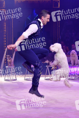 Circus Krone Premiere 'Farbenspiel - Gold Edition' in München