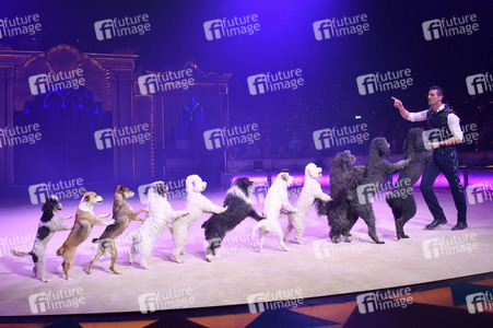 Circus Krone Premiere 'Farbenspiel - Gold Edition' in München