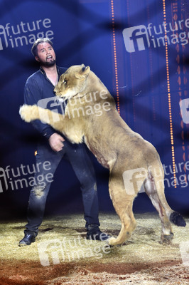 Circus Krone Premiere 'Farbenspiel - Gold Edition' in München