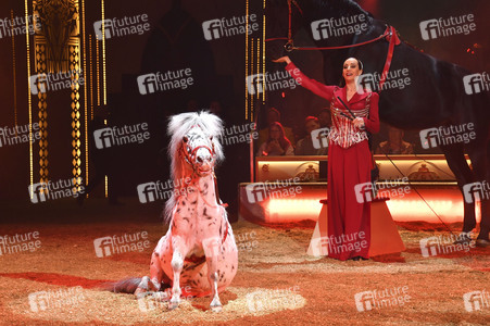 Circus Krone Premiere 'Farbenspiel - Gold Edition' in München