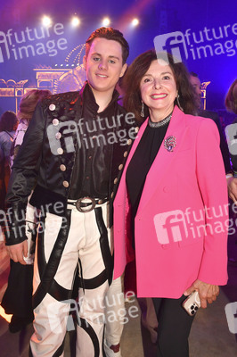 Circus Krone Premiere 'Farbenspiel - Gold Edition' in München