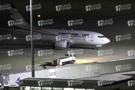 Landung eines Charterfluges mit Menschen aus Afghanistan in Leipzig