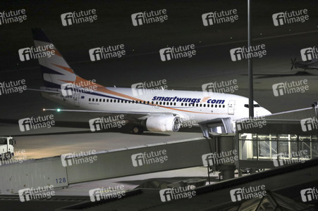 Landung eines Charterfluges mit Menschen aus Afghanistan in Leipzig