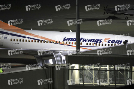 Landung eines Charterfluges mit Menschen aus Afghanistan in Leipzig