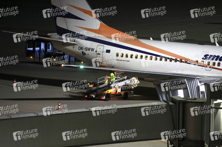 Landung eines Charterfluges mit Menschen aus Afghanistan in Leipzig