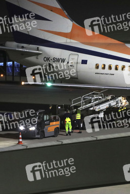 Landung eines Charterfluges mit Menschen aus Afghanistan in Leipzig