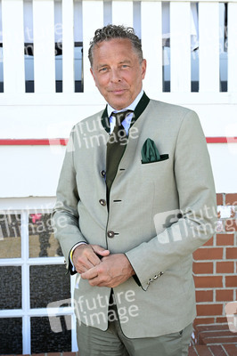 Große Saisoneröffnung 2025 auf der Rennbahn Hoppegarten in Berlin