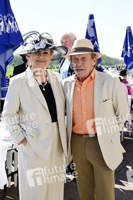 Große Saisoneröffnung 2025 auf der Rennbahn Hoppegarten in Berlin