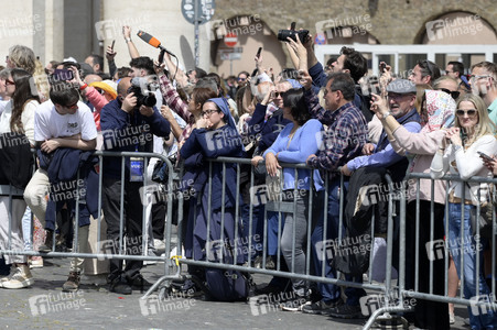 Trauer um Papst Franziskus in Rom