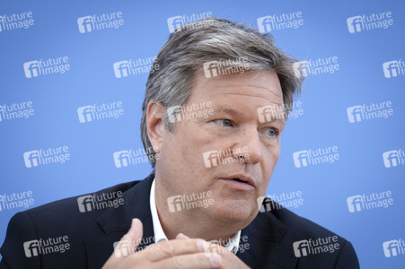 Bundespressekonferenz zur Vorstellung der Frühjahrsprojektion 2025 der Bundesregierung in Berlin