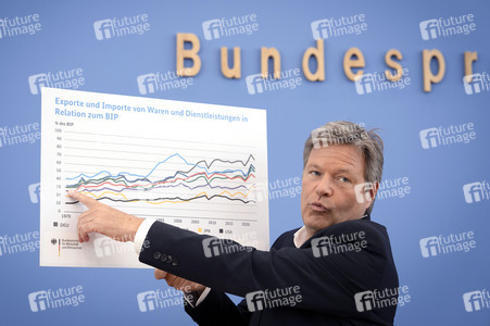 Bundespressekonferenz zur Vorstellung der Frühjahrsprojektion 2025 der Bundesregierung in Berlin