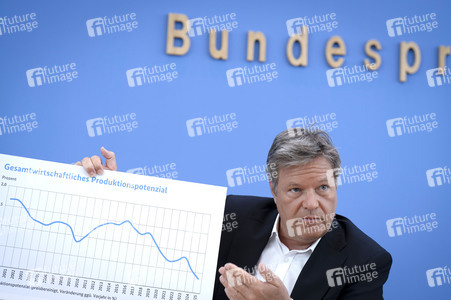 Bundespressekonferenz zur Vorstellung der Frühjahrsprojektion 2025 der Bundesregierung in Berlin