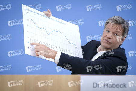 Bundespressekonferenz zur Vorstellung der Frühjahrsprojektion 2025 der Bundesregierung in Berlin