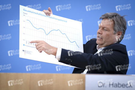 Bundespressekonferenz zur Vorstellung der Frühjahrsprojektion 2025 der Bundesregierung in Berlin