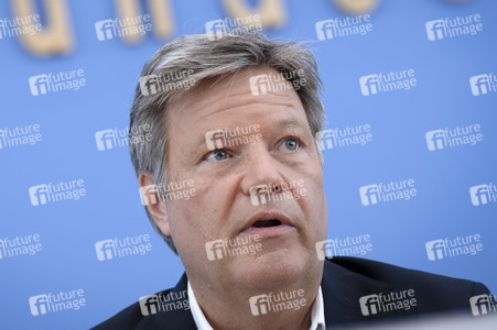 Bundespressekonferenz zur Vorstellung der Frühjahrsprojektion 2025 der Bundesregierung in Berlin