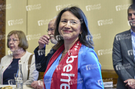 Eintrag von Kirchentagspräsidentin Anja Siegesmund in das Goldene Buch der Stadt Hannover