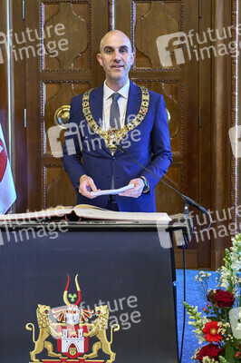 Eintrag von Kirchentagspräsidentin Anja Siegesmund in das Goldene Buch der Stadt Hannover