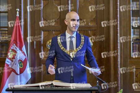 Eintrag von Kirchentagspräsidentin Anja Siegesmund in das Goldene Buch der Stadt Hannover