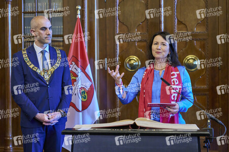 Eintrag von Kirchentagspräsidentin Anja Siegesmund in das Goldene Buch der Stadt Hannover