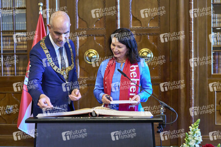 Eintrag von Kirchentagspräsidentin Anja Siegesmund in das Goldene Buch der Stadt Hannover